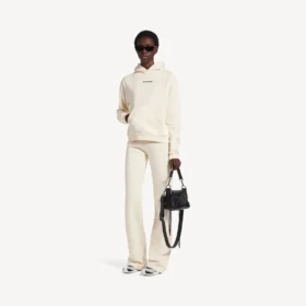 Balenciaga-hettetrøje til kvinder med medium pasform og rygdetalje i cremefarve Balenciaga-hettetrøje til kvinder med medium pasform og rygdetalje i cremefarve