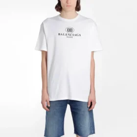 Balenciaga-logo-printet herre-T-shirt med rund hals og korte ærmer, hvid 556150TYK239000 Balenciaga-logo-printet herre-T-shirt med rund hals og korte ærmer, hvid 556150TYK239000