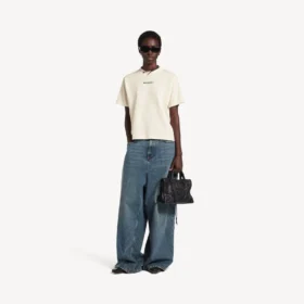 Balenciaga-T-shirt til kvinder med medium pasform og motiv på ryggen i cremefarve Balenciaga-T-shirt til kvinder med medium pasform og motiv på ryggen i cremefarve