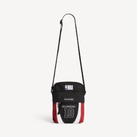 Balenciaga til mænd | NBA-samarbejdsmodel Explorer crossbody-taske i sort/hvid/vermilionrød