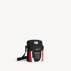 Balenciaga til mænd | NBA-samarbejdsmodel Explorer crossbody-taske i sort/hvid/vermilionrød