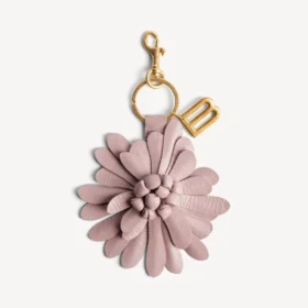 Charm/nøglering til kvinder i form af en blomst i rosenkvarts