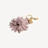 Charm/nøglering til kvinder i form af en blomst i rosenkvarts
