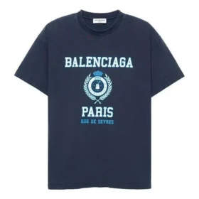 College 1917 T-shirt i medium pasform “Blue” 612965TMV954140 College 1917 T-shirt i medium pasform “Blue” 612965TMV954140
