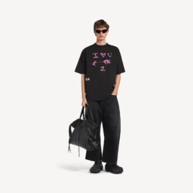 Herre-T-shirt i sort med i<3 u-pasform i medium