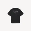 Herre-T-shirt i sort med skitsagtigt motiv og medium pasform