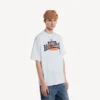 Herre-T-shirt med bumper stickers-motiv i medium pasform, hvid