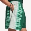 Herreshorts i afslappet pasform med ekstrem tie-dye-mønster i grøn/hvid