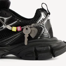 Herresneaker i størrelse 3XL med charms i sort/sølv