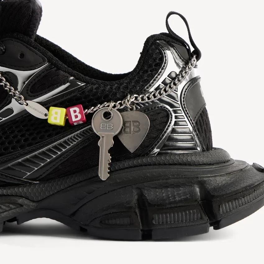 Herresneaker i størrelse 3XL med charms i sort/sølv Herresneaker i størrelse 3XL med charms i sort/sølv