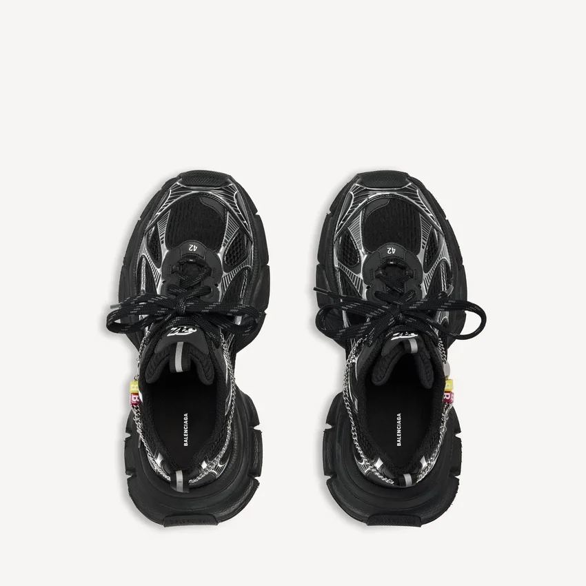 Herresneaker i størrelse 3XL med charms i sort/sølv Herresneaker i størrelse 3XL med charms i sort/sølv