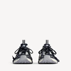 Herresneaker i størrelse 3XL med delt logo i farverne æggeskal/rød/marineblå