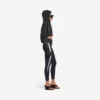 Kort jakke i sort til kvinder i techwear-stil