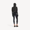 Kort jakke i sort til kvinder i techwear-stil