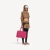 Kort jakke i techwear til kvinder i kamel Kort jakke i techwear til kvinder i kamel