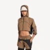 Kort jakke i techwear til kvinder i kamel Kort jakke i techwear til kvinder i kamel