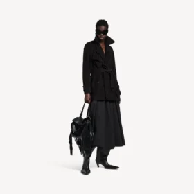 Kort trenchcoat i cocoon-stil til kvinder i sort