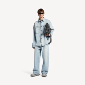 Langærmet denimskjorte til mænd i lyseblå Langærmet denimskjorte til mænd i lyseblå