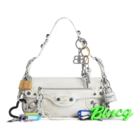 Le Cagole lille skuldertaske med brugt look og charms “White” 7716402AA7A9000