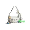 Le Cagole lille skuldertaske med brugt look og charms “White” 7716402AA7A9000