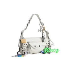 Le Cagole lille skuldertaske med brugt look og charms “White” 7716402AA7A9000