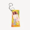 Nøglering/charm til mænd i form af en snackpose i gul