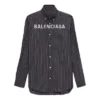Skjorte med logo på brystet, nålestribet logo og knapper “Black” 583989TGM041070