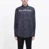 Skjorte med logo på brystet, nålestribet logo og knapper “Black” 583989TGM041070