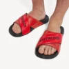 Sporty pool-sandaler til mænd i sort/rød Sporty pool-sandaler til mænd i sort/rød