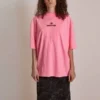 SS21 Broderet T-shirt med rund hals, lyserød 641532TJVA95764