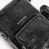 Superbusy lodret crossbody-taske til mænd i sort Superbusy lodret crossbody-taske til mænd i sort