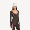 Tætsiddende langærmet techwear-top til kvinder i khakibrun/neonrosa Tætsiddende langærmet techwear-top til kvinder i khakibrun/neonrosa