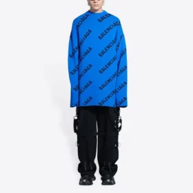 Ullstrikket sweater med rund hals og logo overalt “Blue” 657400T15673964