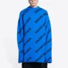 Ullstrikket sweater med rund hals og logo overalt “Blue” 657400T15673964